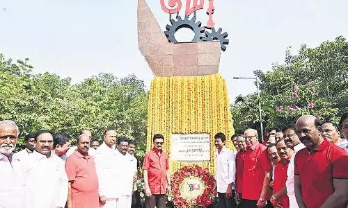 तमिलनाडु सरकार मजदूरों के कल्याण के लिए प्रतिबद्ध है: सीएम स्टालिन तमिलनाडु सरकार मजदूरों के कल्याण के लिए प्रतिबद्ध है: सीएम स्टालिन