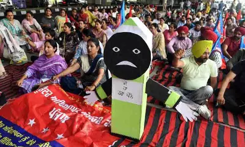 Ludhiana: कंप्यूटर शिक्षकों ने विरोध प्रदर्शन कर लंबे समय से लंबित मांगें उठाईं