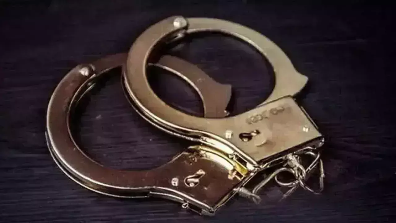 साइबराबाद EOW ने निवेश धोखाधड़ी में 2 लोगों को गिरफ्तार किया साइबराबाद EOW ने निवेश धोखाधड़ी में 2 लोगों को गिरफ्तार किया