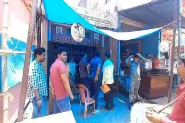 Latehar: कोर्ट के आदेश पर प्रशासन ने जमीन पर कब्जा दिलाया Latehar: कोर्ट के आदेश पर प्रशासन ने जमीन पर कब्जा दिलाया