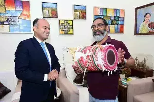 Jharkhand के दो उपायुक्तों को पीएम अवार्ड, सीएम हेमंत सोरेन ने दी बधाई Jharkhand के दो उपायुक्तों को पीएम अवार्ड, सीएम हेमंत सोरेन ने दी बधाई