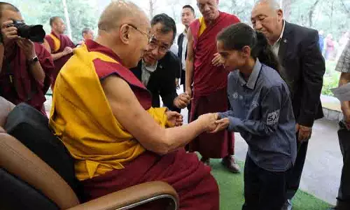 Dalai Lama ने विशेष ओलंपिक के पदक विजेता को आशीर्वाद दिया