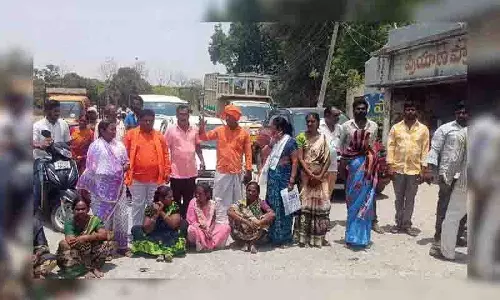 Karimnagar में इंदिराम्मा घरों के लिए लोगों ने रास्ता रोको प्रदर्शन किया