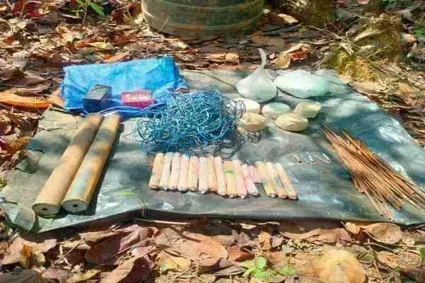 Chaibasa में नक्सलियों के डंप ध्वस्त, भारी मात्रा में विस्फोटक जब्त