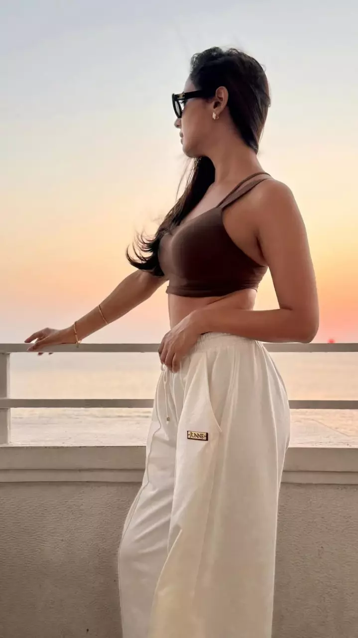 Sonal Chauhan का हॉट अंदाज