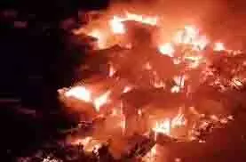 Kolkata : प्रिंटिंग प्रेस में लगी भीषण आग, धमाकों से गूंज उठा इलाका Kolkata : प्रिंटिंग प्रेस में लगी भीषण आग, धमाकों से गूंज उठा इलाका