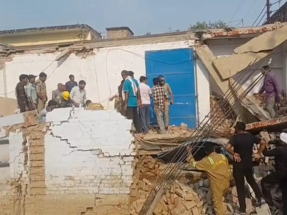 Fatehpur: बिल्डिंग निर्माण में बड़ी चूक, ढहने से मजदूर दबे, महिला की जान गई Fatehpur: बिल्डिंग निर्माण में बड़ी चूक, ढहने से मजदूर दबे, महिला की जान गई