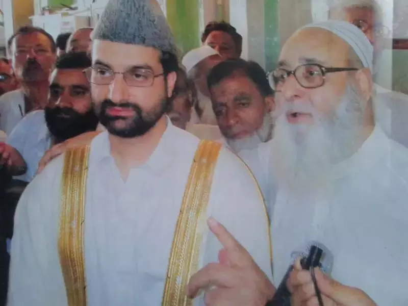 Mirwaiz Umar ने दिवंगत मौलाना मुबारक मुबारकी को श्रद्धांजलि दी Mirwaiz Umar ने दिवंगत मौलाना मुबारक मुबारकी को श्रद्धांजलि दी