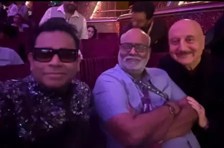 एआर रहमान और एमएम कीरावानी संग वेव्स में पहुंचे अनुपम खेर, पोज देते नजर आए अभिनेता एआर रहमान और एमएम कीरावानी संग वेव्स में पहुंचे अनुपम खेर, पोज देते नजर आए अभिनेता