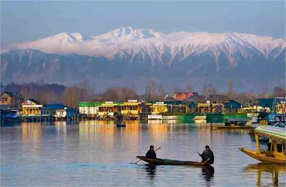 Jammu-Kashmir: डल झील में शिकारा पलटा, मची अफरा-तफरी Jammu-Kashmir: डल झील में शिकारा पलटा, मची अफरा-तफरी