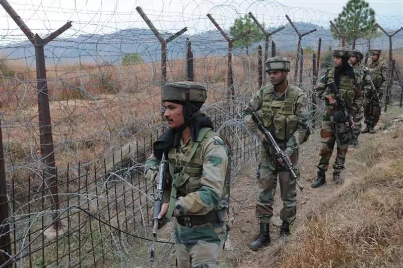 Pakistan सेना ने कुपवाड़ा, उरी, अखनूर में नियंत्रण रेखा पर बिना उकसावे के गोलीबारी की Pakistan सेना ने कुपवाड़ा, उरी, अखनूर में नियंत्रण रेखा पर बिना उकसावे के गोलीबारी की