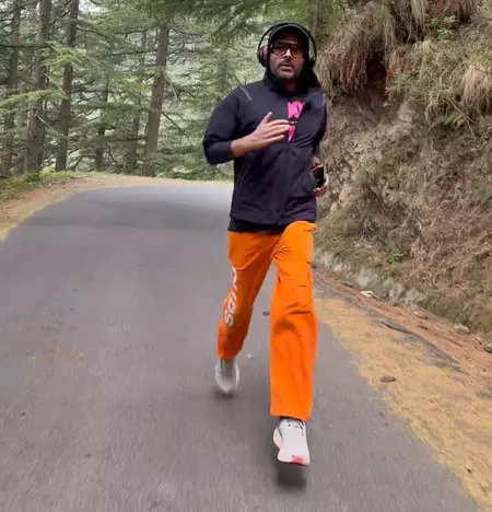 पहाड़ों में मेहनत की दौड़, वीडियो शेयर कर बोले कपिल शर्मा- प्रकृति तुम्हारे साथ है पहाड़ों में मेहनत की दौड़, वीडियो शेयर कर बोले कपिल शर्मा- प्रकृति तुम्हारे साथ है