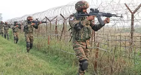 पाकिस्तानी सेना ने लगातार नौवें दिन LoC पर बिना उकसावे के गोलीबारी की पाकिस्तानी सेना ने लगातार नौवें दिन LoC पर बिना उकसावे के गोलीबारी की