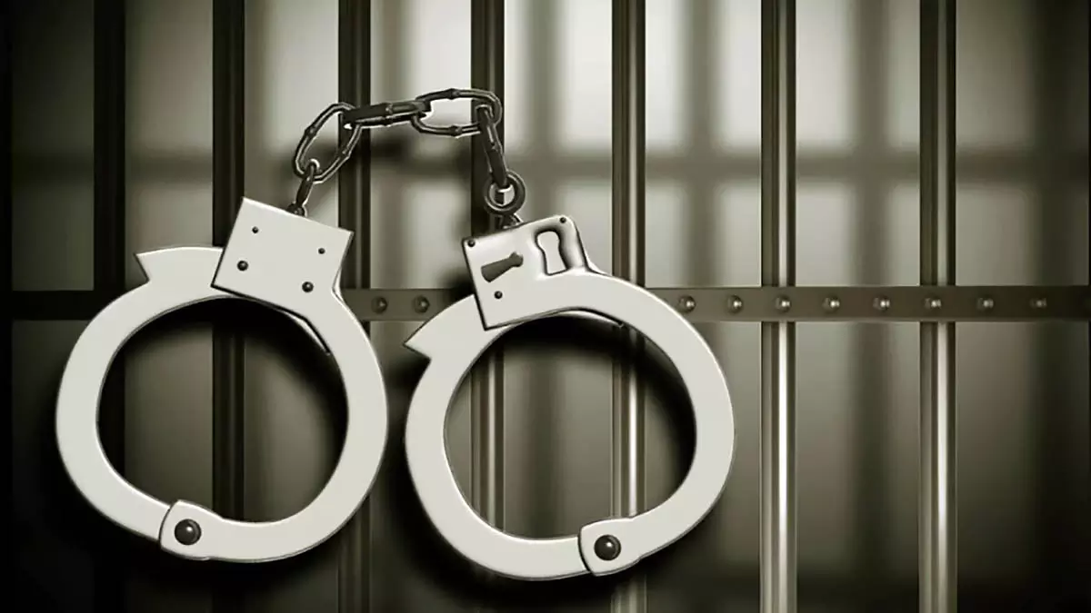 युवक को दबोचा, पुलिस को देखकर घबराया फिर फ्लाईओवर से कूदा युवक को दबोचा, पुलिस को देखकर घबराया फिर फ्लाईओवर से कूदा