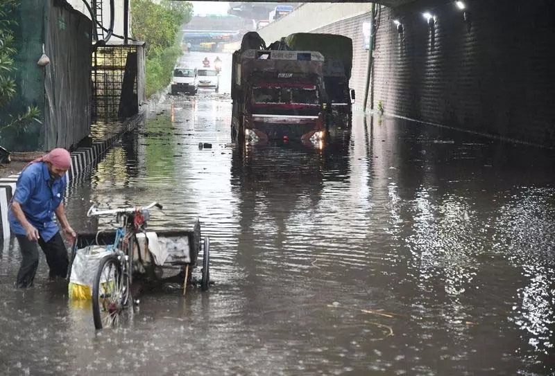 Delhi: कुछ घंटों की बारिश से राष्ट्रीय राजधानी ठप्प Delhi: कुछ घंटों की बारिश से राष्ट्रीय राजधानी ठप्प