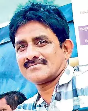 Odisha : शिक्षक का छात्र के साथ अभद्र व्यवहार Odisha : शिक्षक का छात्र के साथ अभद्र व्यवहार