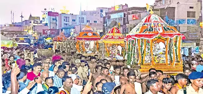 चंदन की लकड़ी से ढकी राफ्टिंग समारोह का आयोजन किया गया चंदन की लकड़ी से ढकी राफ्टिंग समारोह का आयोजन किया गया