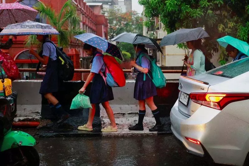 2 घंटे की बेमौसम बारिश से थमी दिल्ली की रफ्तार 2 घंटे की बेमौसम बारिश से थमी दिल्ली की रफ्तार