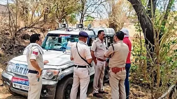व्यक्ति पर अपने दो बेटों की हत्या और पत्नी की गला घोंटकर हत्या करने का प्रयास करने का मामला दर्ज व्यक्ति पर अपने दो बेटों की हत्या और पत्नी की गला घोंटकर हत्या करने का प्रयास करने का मामला दर्ज