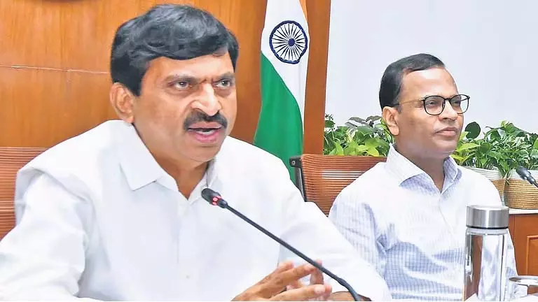 Ponguleti Srinivas Reddy ने कहा- अयोग्य इंदिराम्मा आवास लाभार्थियों को सहायता से वंचित होना पड़ेगा Ponguleti Srinivas Reddy ने कहा- अयोग्य इंदिराम्मा आवास लाभार्थियों को सहायता से वंचित होना पड़ेगा