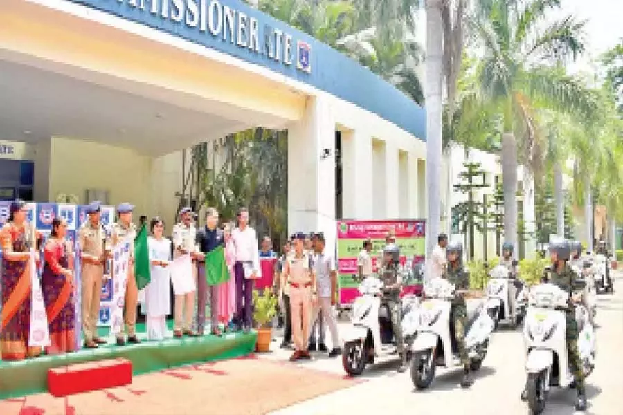 साइबराबाद पुलिस आयुक्त ने SHE टीम के वाहनों को हरी झंडी दिखाई साइबराबाद पुलिस आयुक्त ने SHE टीम के वाहनों को हरी झंडी दिखाई