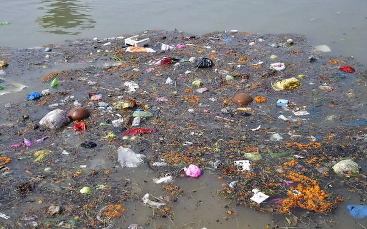 Varanasi: गंगा अवतरण दिवस पर स्वच्छता का संकल्प, अस्सी घाट पर चला सफाई अभियान Varanasi: गंगा अवतरण दिवस पर स्वच्छता का संकल्प, अस्सी घाट पर चला सफाई अभियान