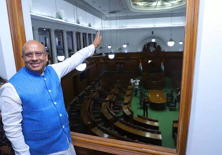 Delhi विधानसभा की गैलरी से ग्लास पैनल हटाया गया Delhi विधानसभा की गैलरी से ग्लास पैनल हटाया गया