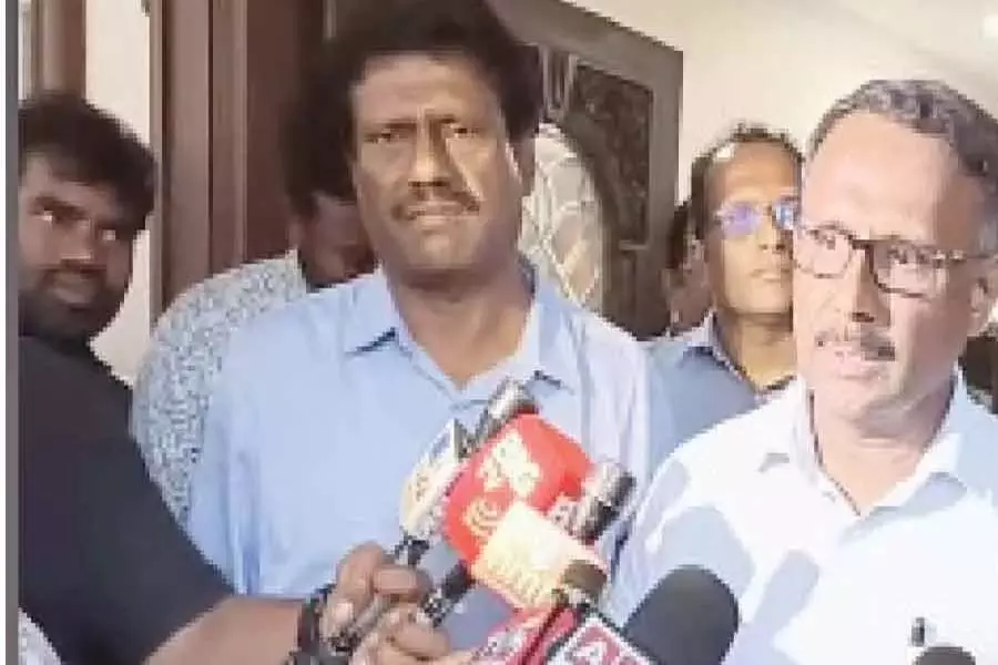 सिंहाचलम में दीवार बनाने की अनुमति मौखिक निर्देशों के अलावा नहीं दी गई सिंहाचलम में दीवार बनाने की अनुमति मौखिक निर्देशों के अलावा नहीं दी गई