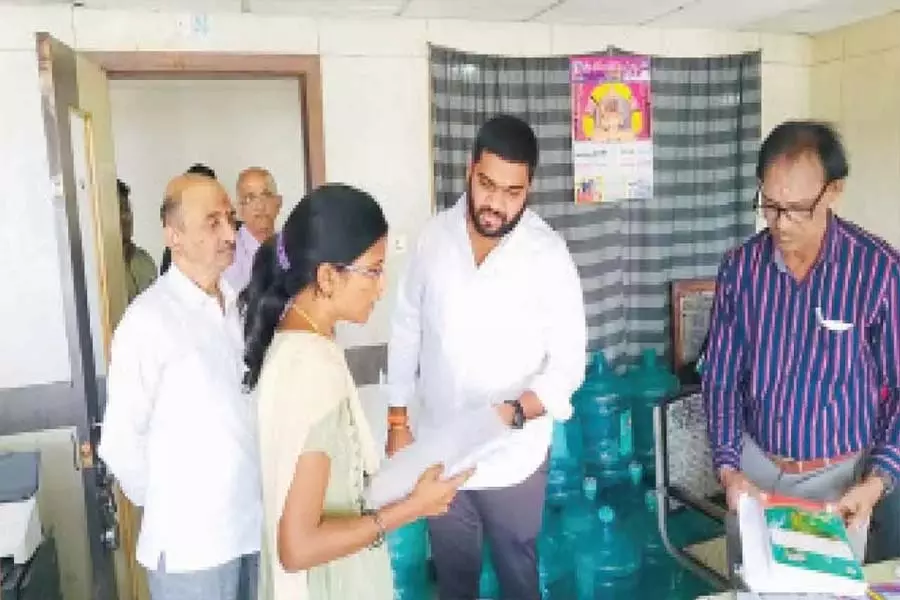 VMRDA अध्यक्ष ने विभिन्न विभागों का दौरा किया VMRDA अध्यक्ष ने विभिन्न विभागों का दौरा किया