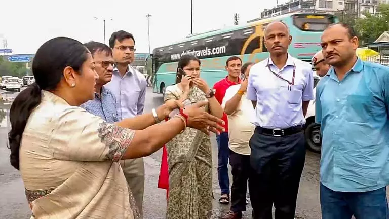 दिल्ली में भारी बारिश के बाद सीएम रेखा गुप्ता और PWD मंत्री ने स्थिति का निरीक्षण किया दिल्ली में भारी बारिश के बाद सीएम रेखा गुप्ता और PWD मंत्री ने स्थिति का निरीक्षण किया