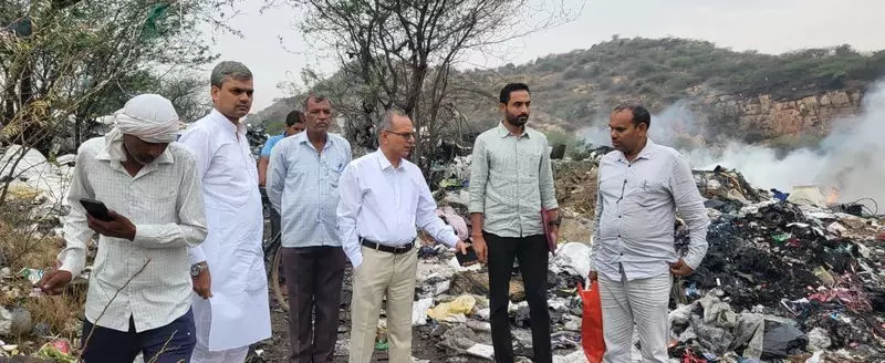 Haryana -राजस्थान सीमा पर जहरीले कचरे में आग लगने से दहशत, डीसी ने उठाया कदम Haryana -राजस्थान सीमा पर जहरीले कचरे में आग लगने से दहशत, डीसी ने उठाया कदम
