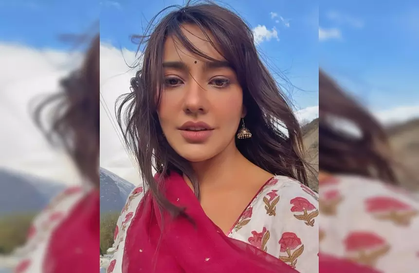 संजोग का शूट खत्म होते ही नेहा शर्मा ने फैंस से पूछा दिलचस्प सवाल, आप किस टीम में हो? संजोग का शूट खत्म होते ही नेहा शर्मा ने फैंस से पूछा दिलचस्प सवाल, आप किस टीम में हो?
