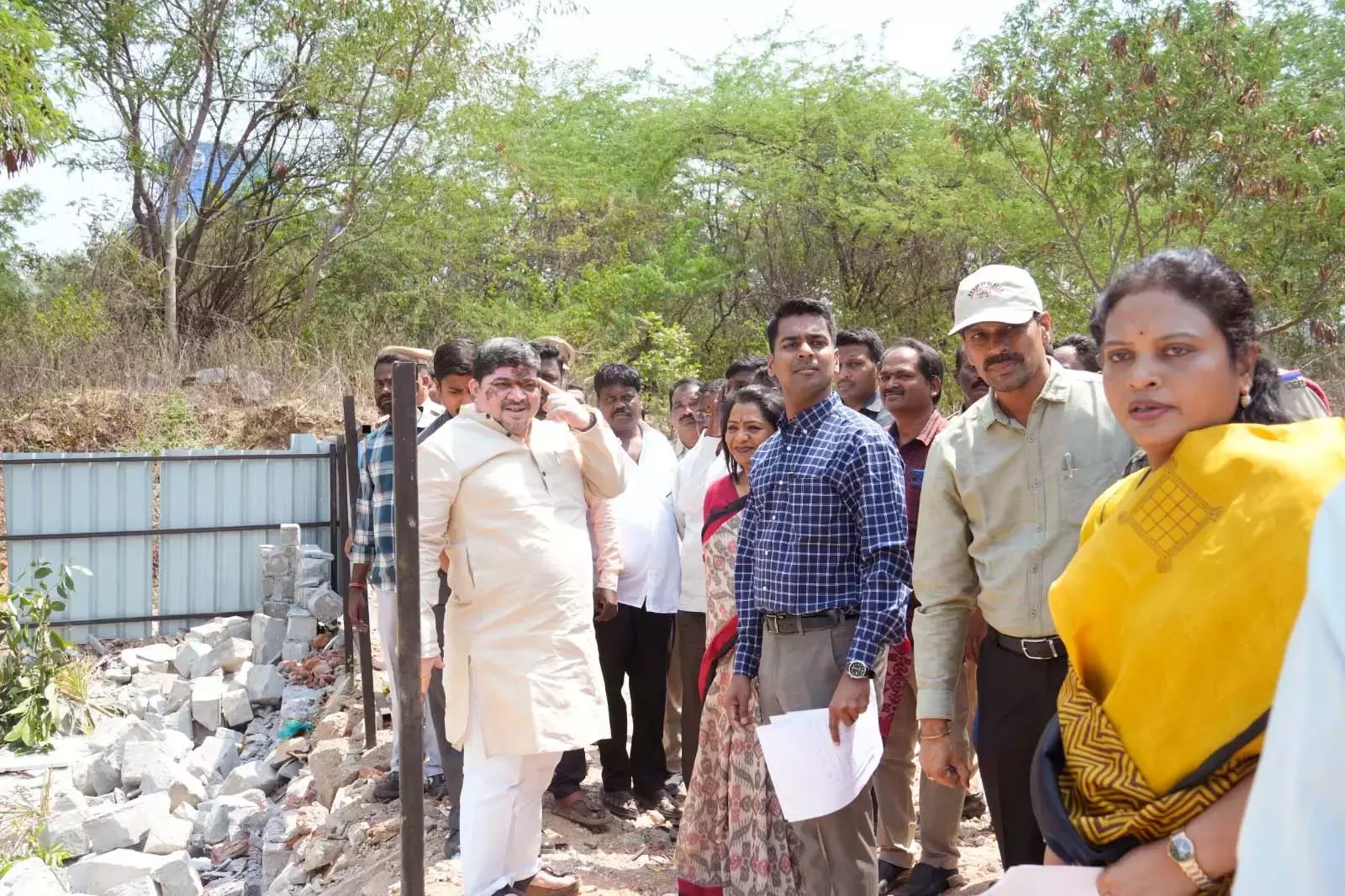 भूमि अतिक्रमण की रिपोर्ट सरकार को दें: Minister Ponnam भूमि अतिक्रमण की रिपोर्ट सरकार को दें: Minister Ponnam
