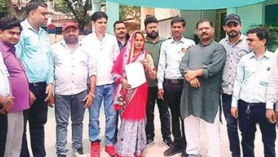 Bareilly: महिला सभासद से बदसलूकी पर भड़के सभासद Bareilly: महिला सभासद से बदसलूकी पर भड़के सभासद