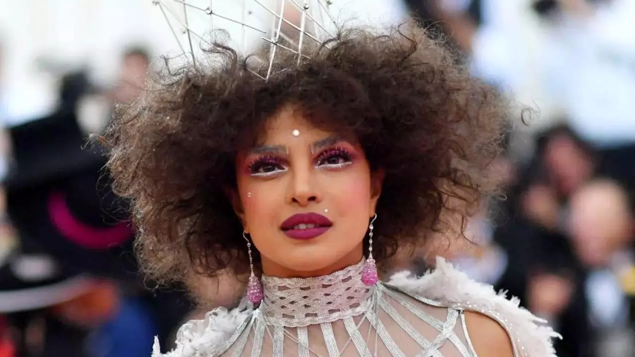 MET Gala 2025: प्रियंका चोपड़ा 5वीं बार रेड कार्पेट पर वापसी करेंगी? जानिए वजह... MET Gala 2025: प्रियंका चोपड़ा 5वीं बार रेड कार्पेट पर वापसी करेंगी? जानिए वजह...