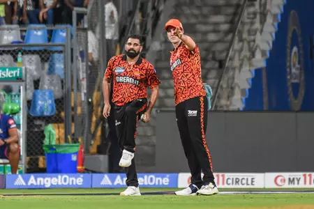 आईपीएल 2025: तीन ओवर में खर्च कर दिए 48 रन, मोहम्मद शमी की गेंदबाजी पर उठे सवाल आईपीएल 2025: तीन ओवर में खर्च कर दिए 48 रन, मोहम्मद शमी की गेंदबाजी पर उठे सवाल