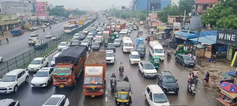 Haryana : पहली बारिश से यातायात बाधित, यात्री घंटों फंसे रहे Haryana : पहली बारिश से यातायात बाधित, यात्री घंटों फंसे रहे