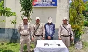 Manipur पुलिस ने इम्फाल पश्चिम में कथित हथियारबंद तस्कर को गिरफ्तार किया Manipur पुलिस ने इम्फाल पश्चिम में कथित हथियारबंद तस्कर को गिरफ्तार किया