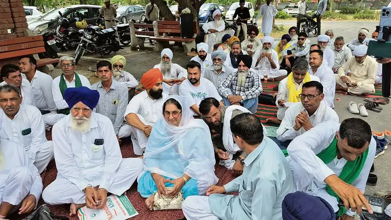 Sirsa के किसानों ने भाखड़ा नहर का पानी छोड़ने की मांग को लेकर प्रदर्शन Sirsa के किसानों ने भाखड़ा नहर का पानी छोड़ने की मांग को लेकर प्रदर्शन