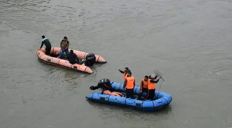 Jammu: नाव पलटने के बाद लापता युवक का शव डल झील से बरामद Jammu: नाव पलटने के बाद लापता युवक का शव डल झील से बरामद
