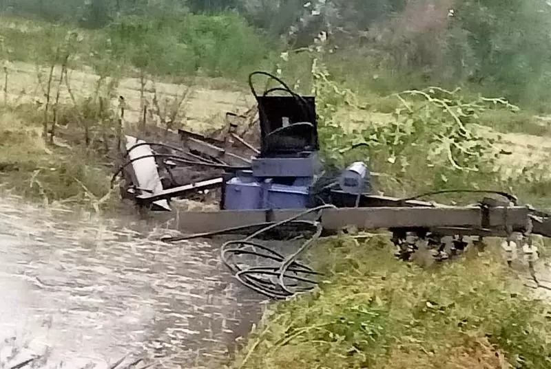 Haryana : बारिश से क्षेत्र में बिजली के खंभे गिरे, गेहूं की बोरियां भीगीं Haryana : बारिश से क्षेत्र में बिजली के खंभे गिरे, गेहूं की बोरियां भीगीं