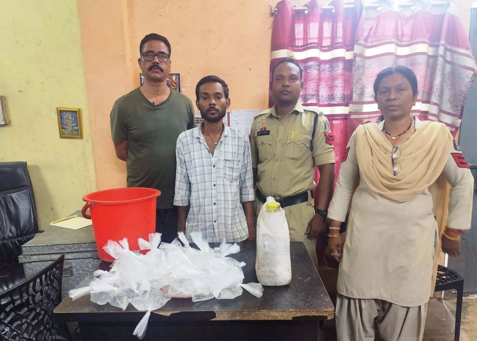 70 पाऊच में महुआ शराब की बिक्री, छापेमारी में ग्रामीण अरेस्ट 70 पाऊच में महुआ शराब की बिक्री, छापेमारी में ग्रामीण अरेस्ट