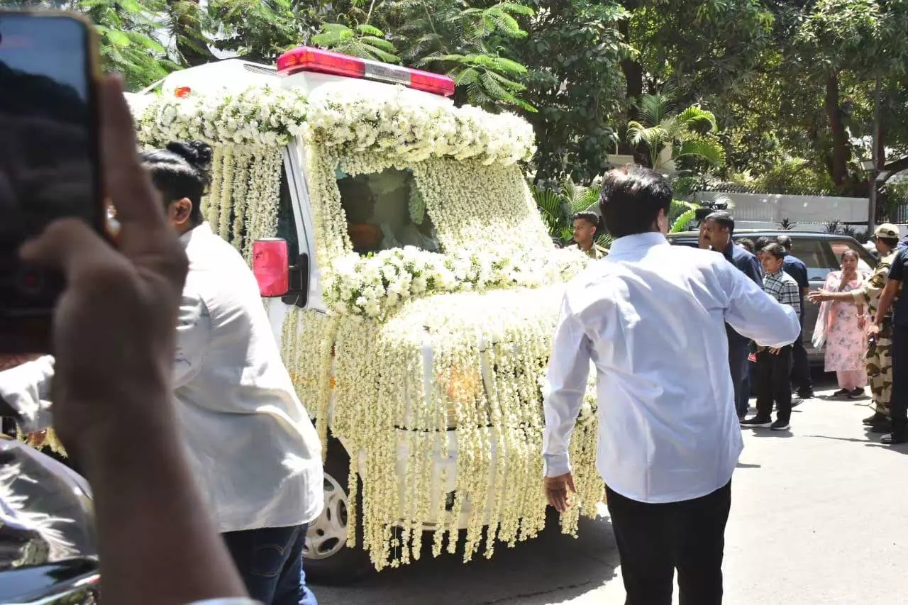 पंचतत्व में विलीन हुईं अनिल कपूर की मां, अंतिम यात्रा में उमड़ा बॉलीवुड पंचतत्व में विलीन हुईं अनिल कपूर की मां, अंतिम यात्रा में उमड़ा बॉलीवुड