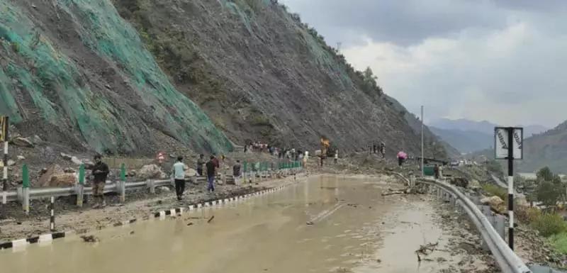 Srinagar-Jammu राष्ट्रीय राजमार्ग फंसे हुए यातायात के लिए खुला Srinagar-Jammu राष्ट्रीय राजमार्ग फंसे हुए यातायात के लिए खुला