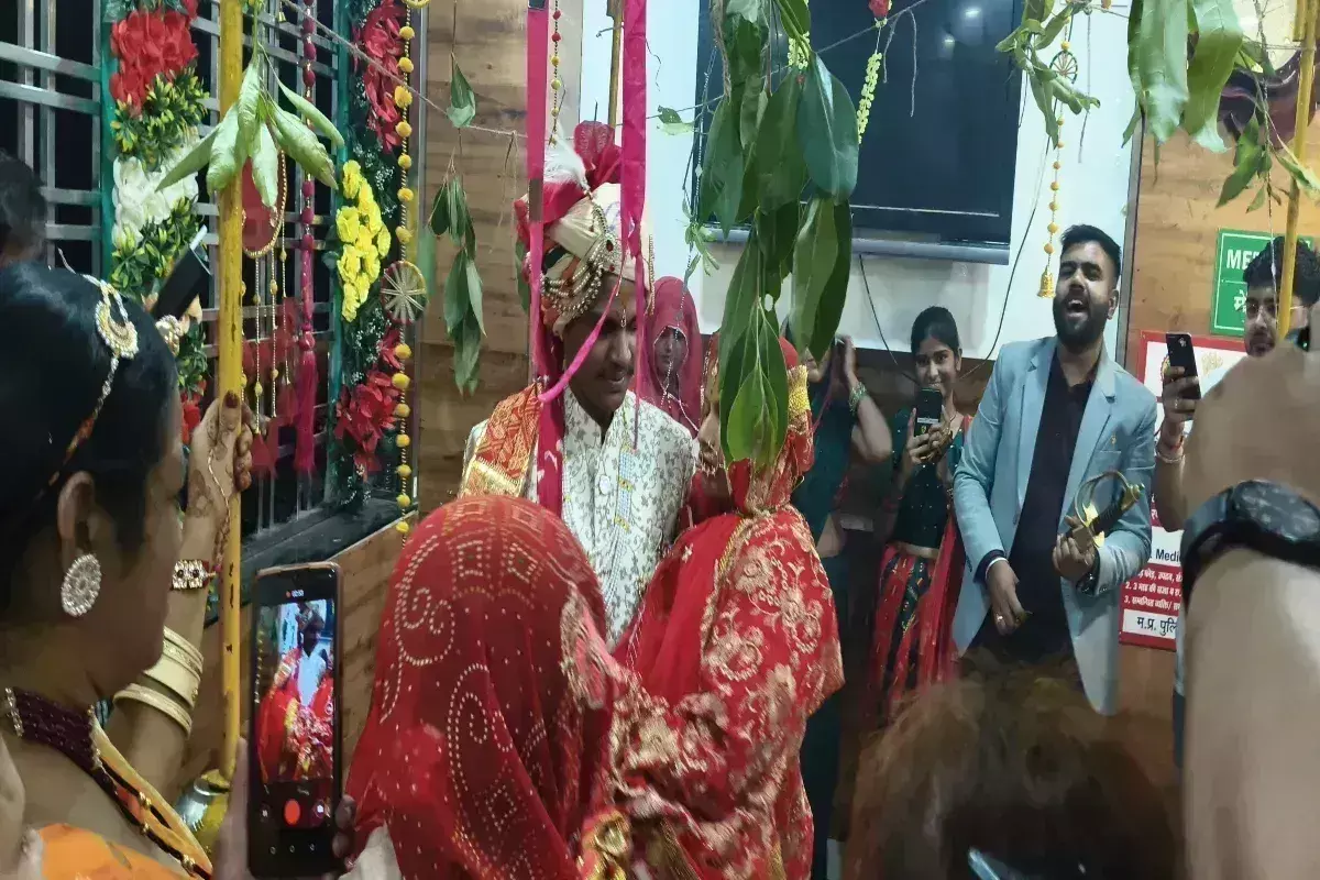 Rajgarh: दुल्हन को गोद में उठाकर लिए सात फेरे, अस्पताल में बसी प्यार और समर्पण की मिसाल Rajgarh: दुल्हन को गोद में उठाकर लिए सात फेरे, अस्पताल में बसी प्यार और समर्पण की मिसाल