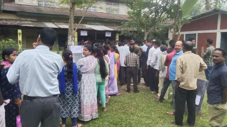 Assam छिटपुट घटनाओं के बाद 43 मतदान केंद्रों पर पुनर्मतदान Assam छिटपुट घटनाओं के बाद 43 मतदान केंद्रों पर पुनर्मतदान
