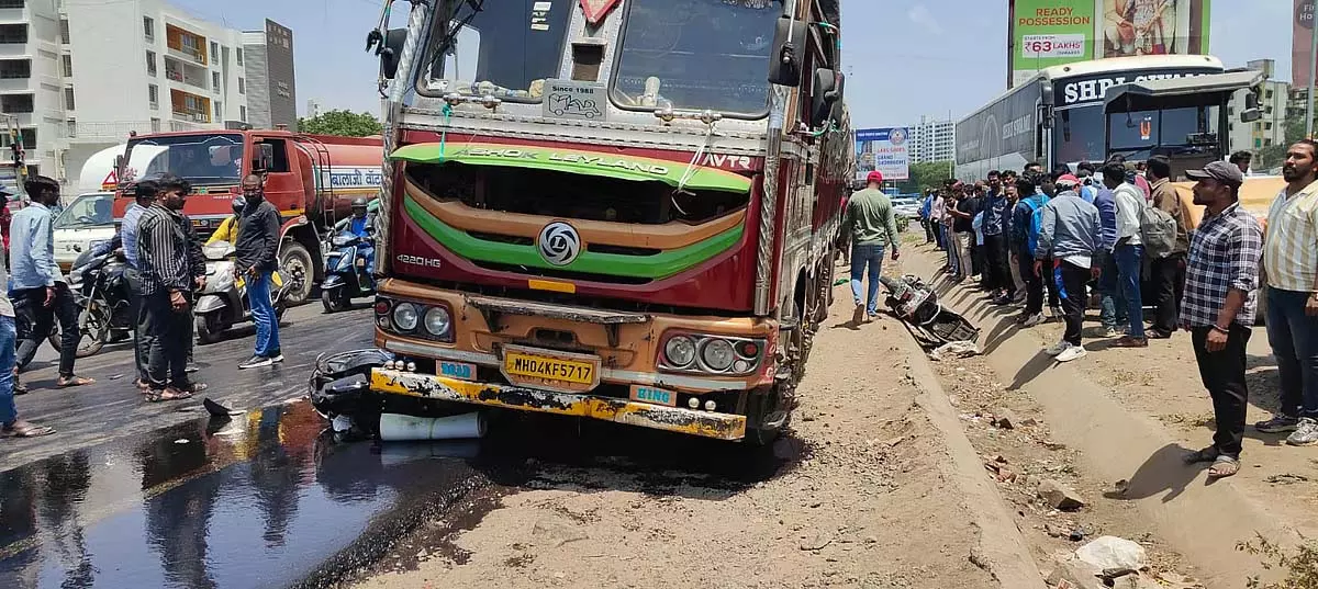 Pune : ट्रक का ब्रेक फेल होने से नवले ब्रिज पर बाइक सवार की कुचलकर मौत Pune : ट्रक का ब्रेक फेल होने से नवले ब्रिज पर बाइक सवार की कुचलकर मौत