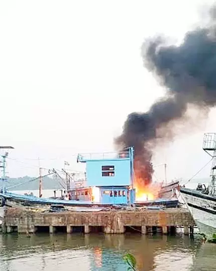 GOA: कोको बीच पर भीषण आग में सात नावें नष्ट GOA: कोको बीच पर भीषण आग में सात नावें नष्ट