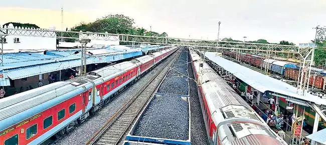 Andhra : गुंटूर डिवीजन में कर्मचारियों की कमी ट्रेनें रद्द Andhra : गुंटूर डिवीजन में कर्मचारियों की कमी ट्रेनें रद्द