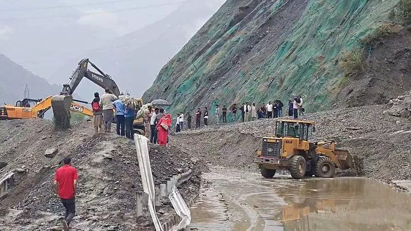 भारी बारिश के बीच भूस्खलन से Jammu-श्रीनगर राजमार्ग अवरुद्ध भारी बारिश के बीच भूस्खलन से Jammu-श्रीनगर राजमार्ग अवरुद्ध
